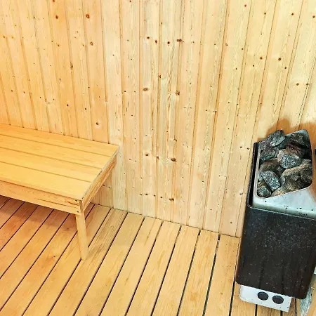 12 Person In Aakirkeby * Vester Sømarken